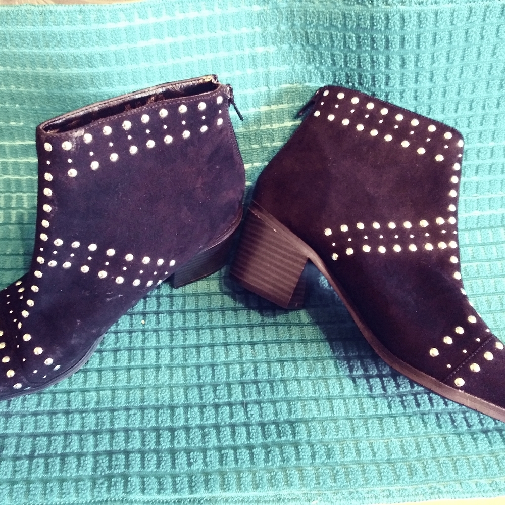 Studded low heel zip up boots sz 7.5